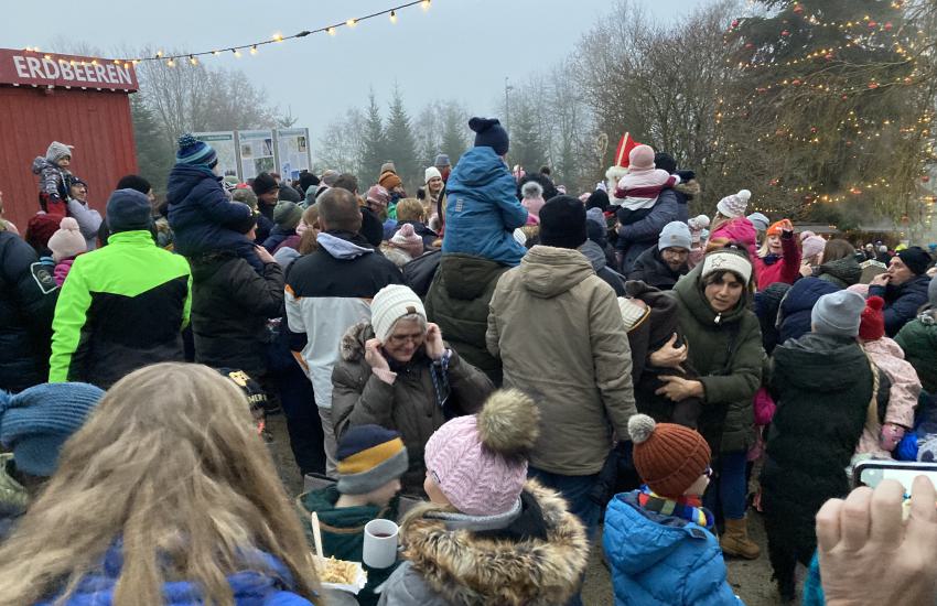 St. Nikolaus verteilt die Geschenke (1)