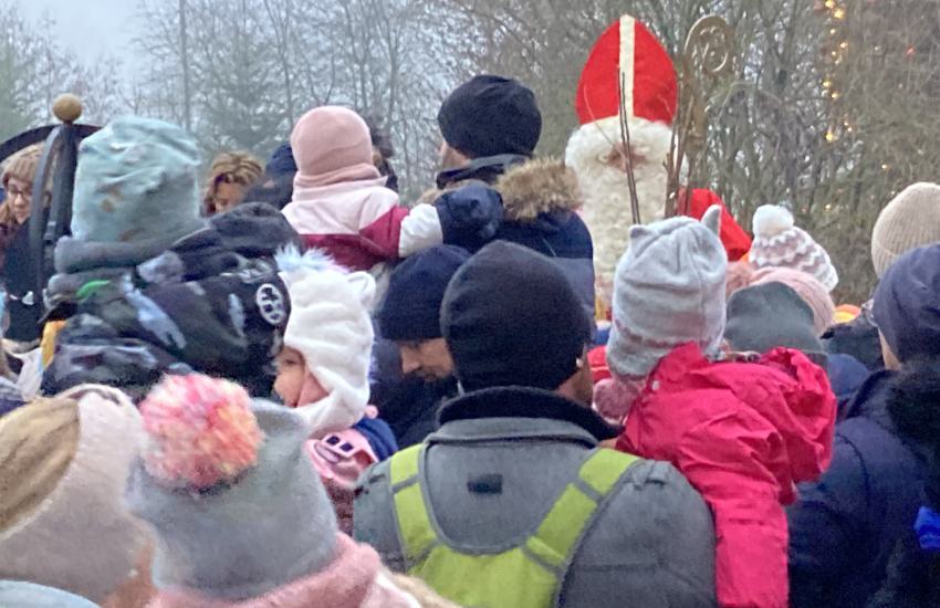 St. Nikolaus verteilt die Geschenke (3)